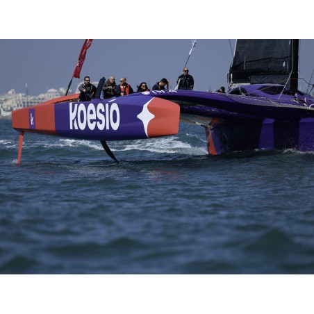 Bateau ocean fifty et son équipage lors de la med max