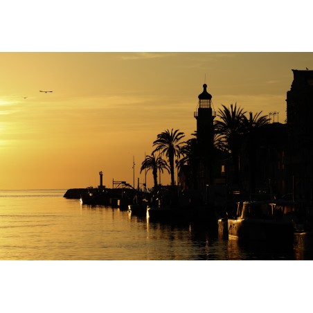 Coucher de soleil sur le phare du Grau du Roi