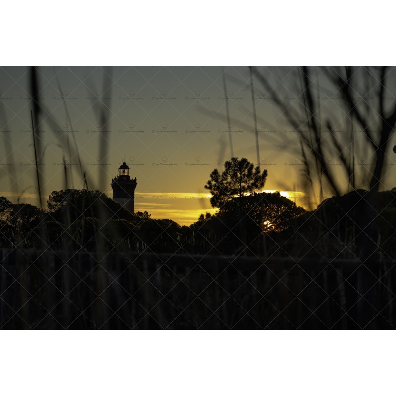 Coucher de soleil sur le phare de l'Espiguette au Grau du Roi Coucher de soleil sur le phare de l'Espiguette au Grau du Roi